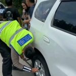 gambar aksi heroik polantas dan jasa marga di tol cipularang kakorlantas apresiasi wujud nyata pelayanan publik