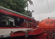 gambar kecelakaan hebat ka bandara hantam truk kontainer di poris layanan lumpuh total dan lalu lintas lumpuh