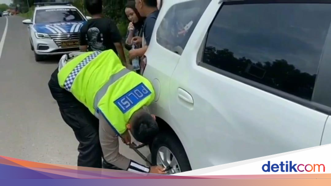 Aksi Polantas Bantu Pengemudi Pecah Ban di Tol Cipularang, Kakorlantas Apresiasi