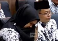 gambar tangisan guru honorer tumpahkan keluhan di senayan