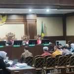 gambar tawa kontroversial direktur bhinneka mentaridimensi di sidang chromebook harga terlalu murah dalam kasus korupsi rp 21 triliun