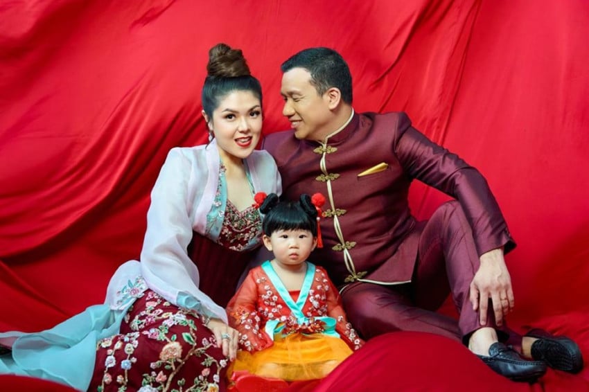 Tina Toon Akhirnya Umumkan Wajah Anak di Momen Imlek setelah Setahun Dirahasiakan