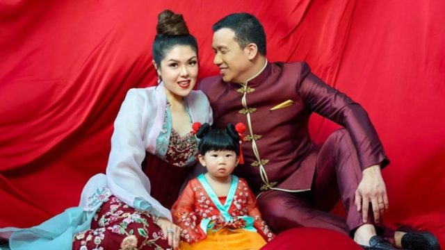 Tina Toon Rayakan Imlek 2026 dengan Pengumuman Menggemparkan: Wajah Sang Putri, Megan, Akhirnya Terungkap Setelah Setahun Dirahasiakan.