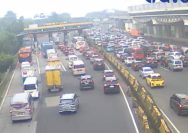 gambar aktivitas kembali normal jalanan jakarta mulai padat usai libur lebaran