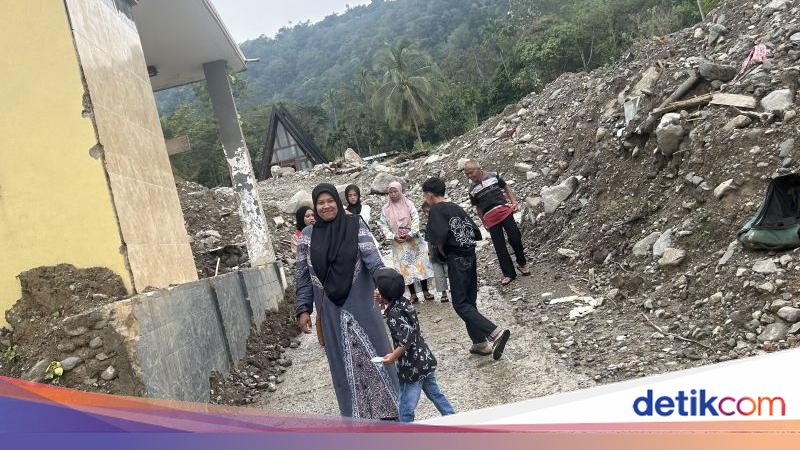 Warga Agam Lewati Material Sisa Banjir Bandang demi Silaturahmi Lebaran