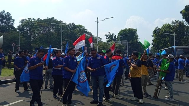 Akses Jalan Medan Merdeka Selatan ke Patung Kuda Ditutup Imbas Demo Serikat Pekerja