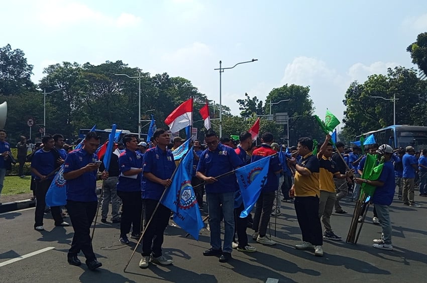 Akses Jalan Medan Merdeka Selatan ke Patung Kuda Ditutup Imbas Demo Serikat Pekerja 5 Akses Jalan Medan Merdeka Selatan ke Patung Kuda Ditutup Imbas Demo Serikat Pekerja