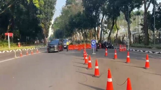 Akses Kawasan Gelora Bung Karno Dibatasi Ketat Jelang Eksekusi Hotel Sultan, Tensi Meningkat di Jakarta.