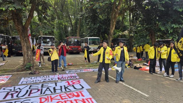 BEM UI Guncang Jakarta: Ribuan Mahasiswa Kepung Bundaran HI, Tuntut Presiden Prabowo Akui Kesalahan di Tengah Ancaman ‘Indonesia Bangkrut’
