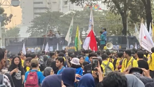 Polda Metro Jaya Siagakan Rekayasa Lalu Lintas Antisipasi Demonstrasi Mahasiswa di Bundaran HI dan Sekitarnya.